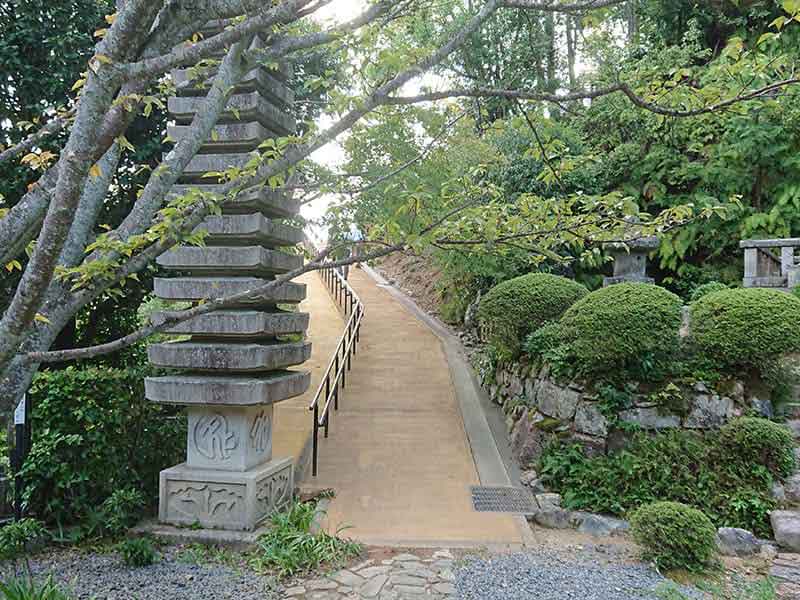 西寿寺霊園の入口