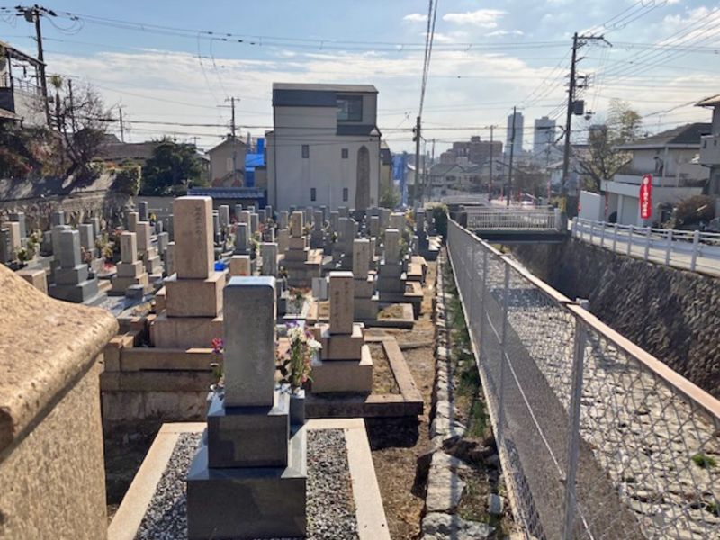 岡本東墓地