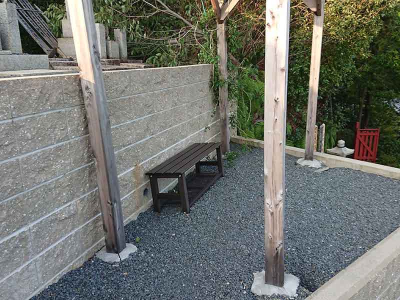 西寿寺霊園ベンチ