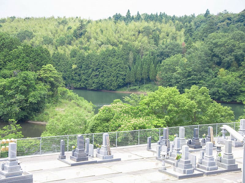 メモリー東出雲墓苑と池