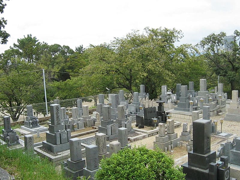 本厳寺霊苑の墓域