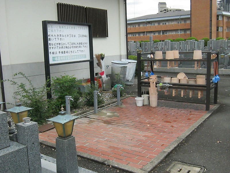 本厳寺霊苑の水場