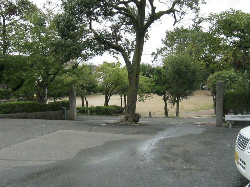 本厳寺霊苑の入口と駐車場