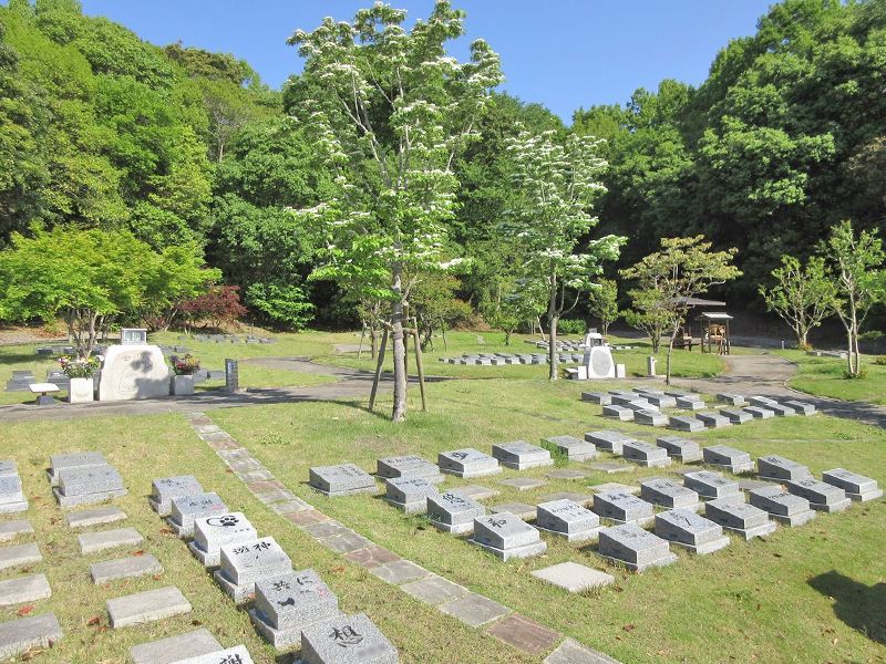 季節の花が咲き、自然豊かな霊園です。