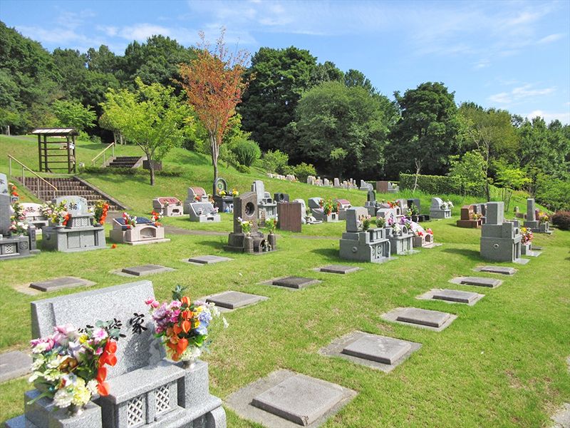 芝生墓地になります。高台からの眺めは絶景です。 