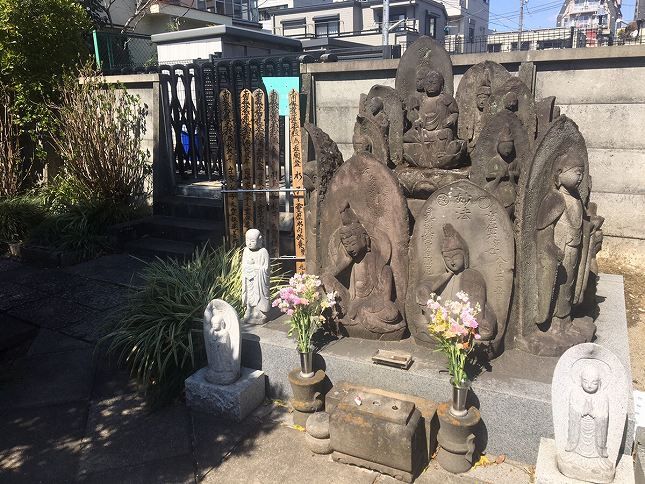 恵光メモリアル新宿浄苑　苑内にある仏像