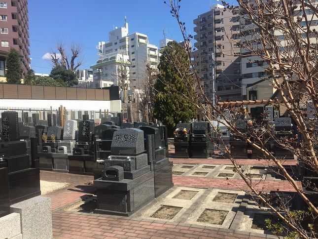 恵光メモリアル新宿浄苑　植栽が美しい敷地内