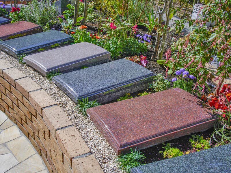 季節ごとの花に囲まれる墓石