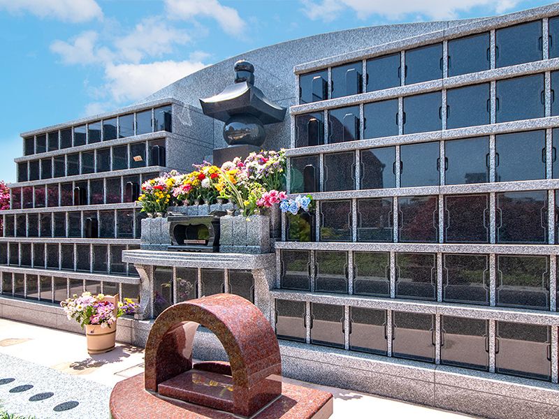 壁面納骨壇と供花
