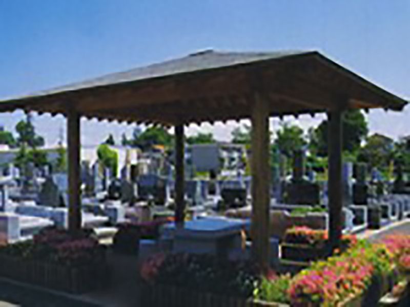 やすらぎ浄苑　草花に囲まれた休憩スペース