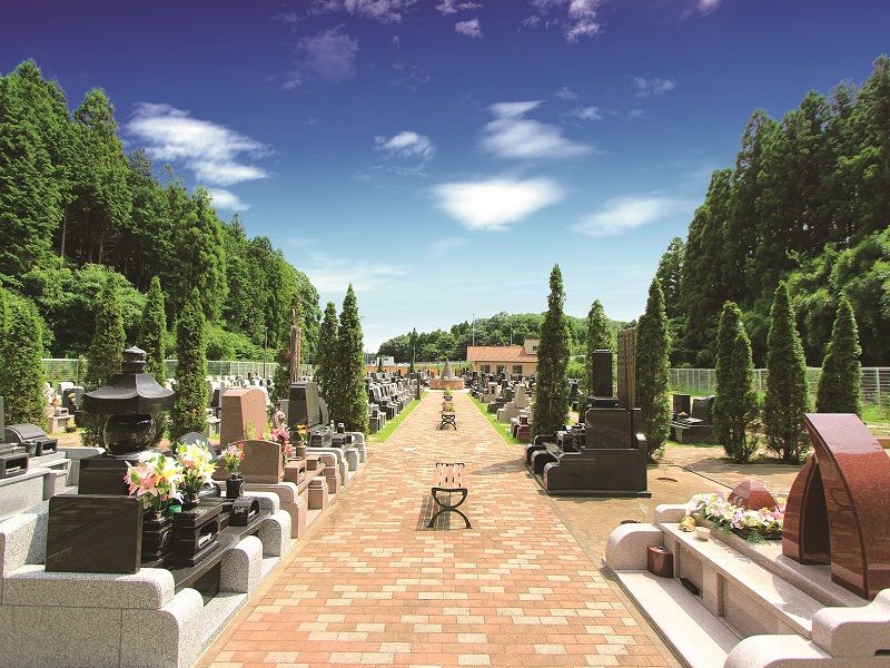 メモリアルスクエア佐倉　緑に囲まれた苑内