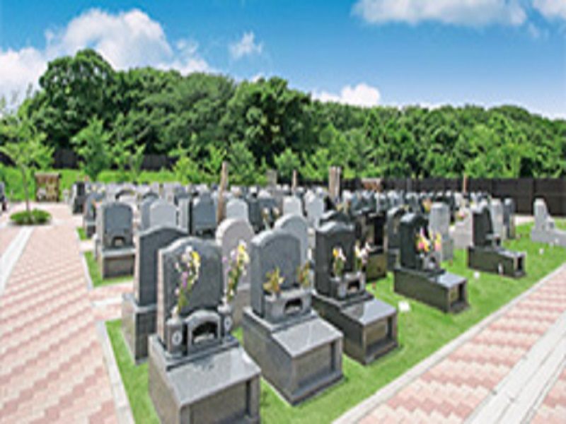 花見川犢橋霊園　花が添えられた墓石