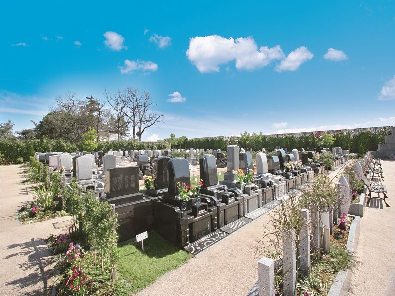 メモリアルパーク天空の杜　花や木が囲む墓域