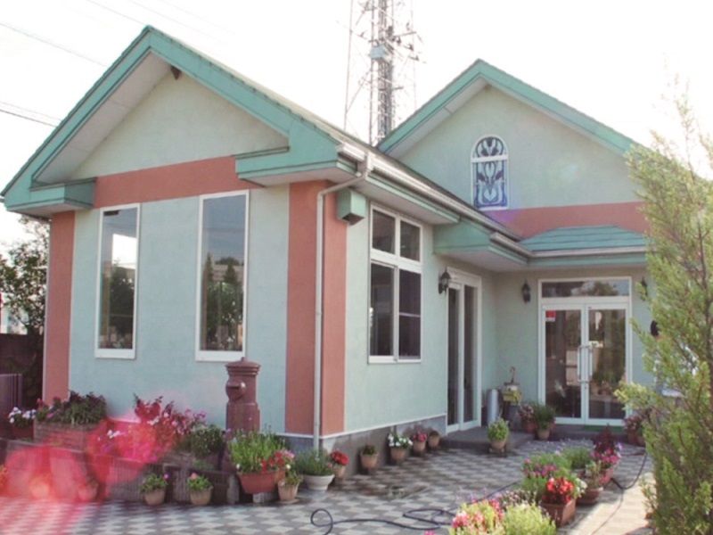 よしかわ聖地霊園グリーンピアの管理事務所外観