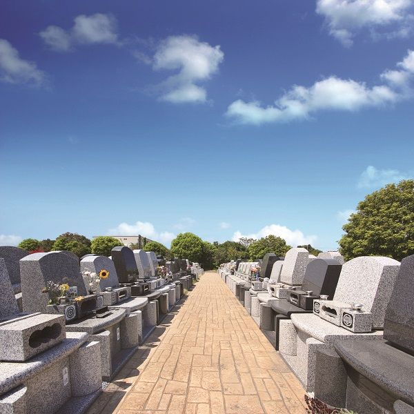 やすらぎ浄苑　広くて平坦な参道