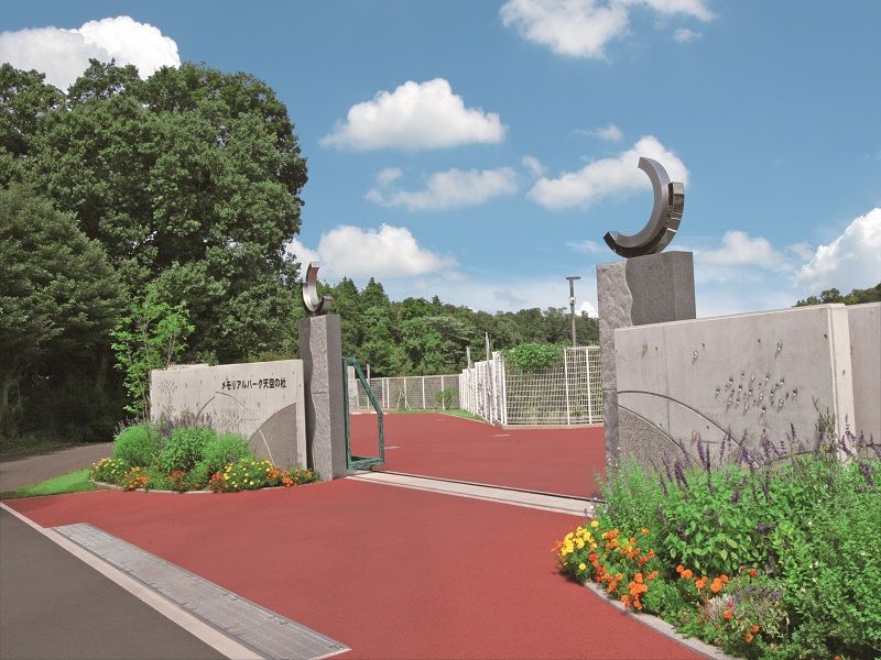 メモリアルパーク天空の杜　月のモニュメントが目印の入り口
