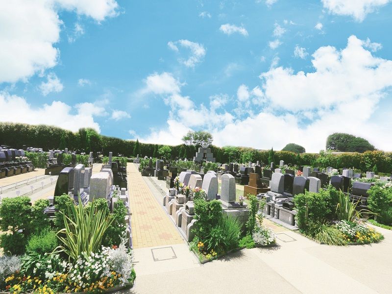 メモリアルパーク天空の杜　開放感があり草花が綺麗な苑内