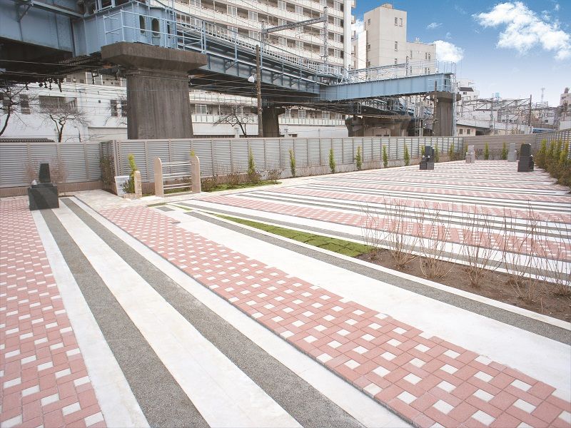 メモリアルステーション南千住　石畳が美しい園内