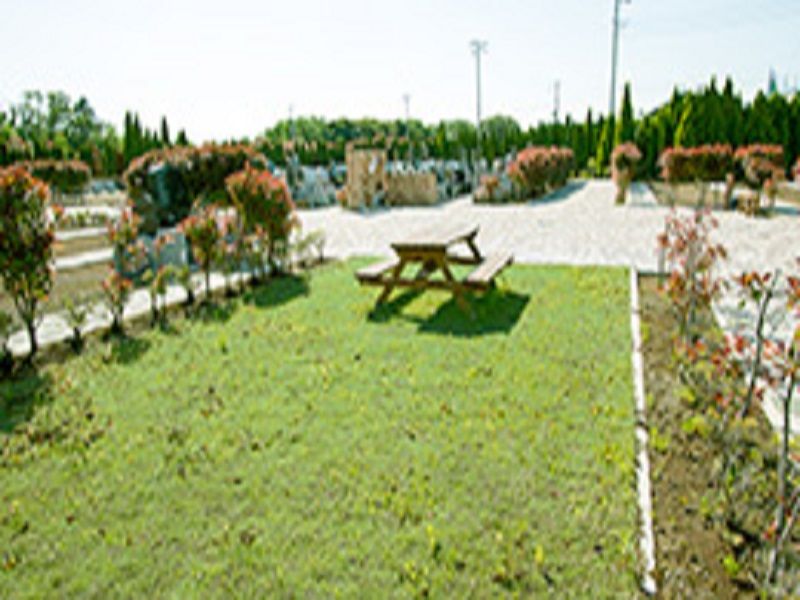 市原うぐいす公苑の園内ベンチ・休憩所