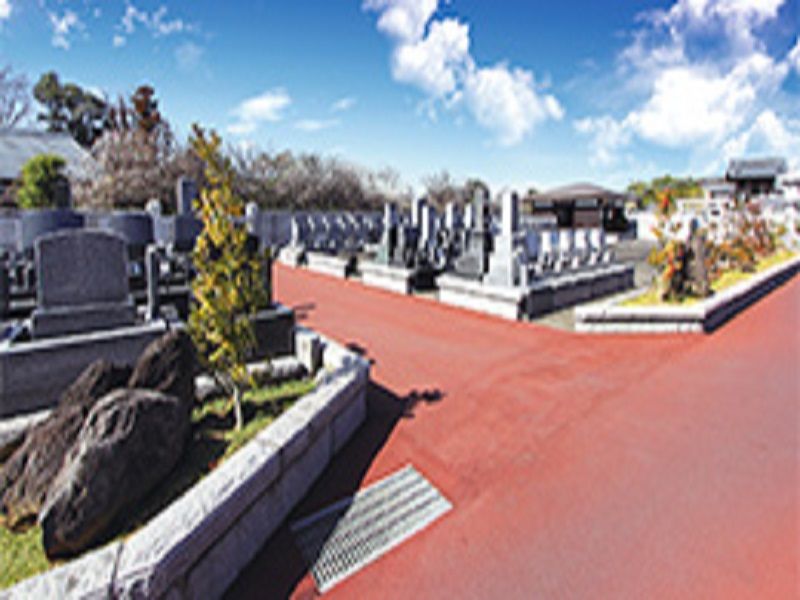 光輪霊園　広い平坦な参道