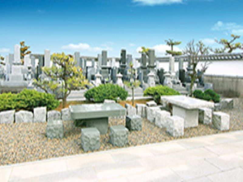 光輪霊園　石造りの休憩テーブルとベンチ