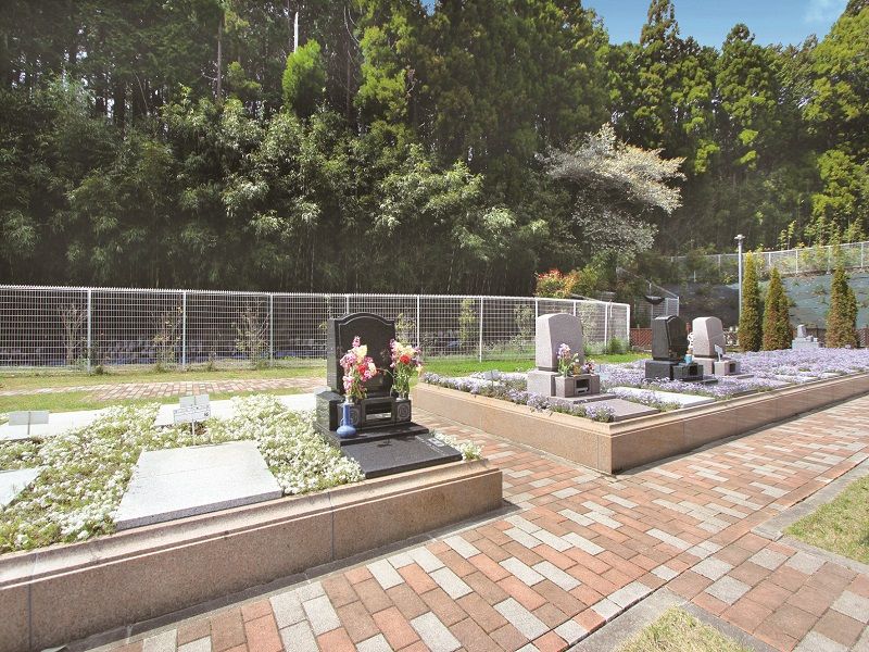 メモリアルスクエア佐倉　花が供えられた洋型墓石