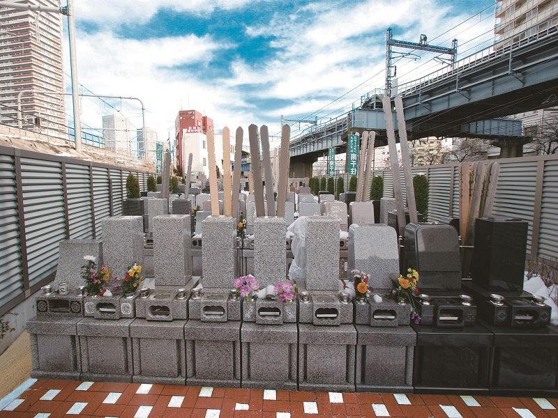 メモリアルステーション南千住　様々な墓石が混在