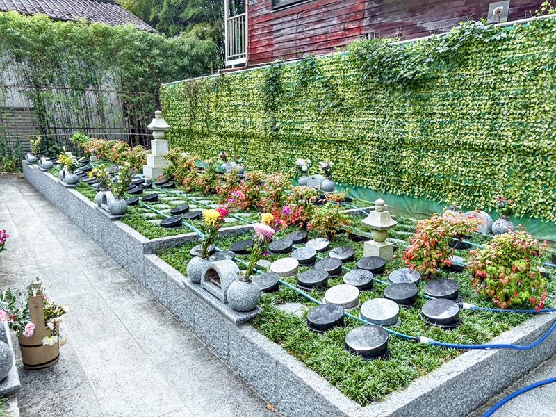 いつもお参りの方の花が絶えず手向けられています。