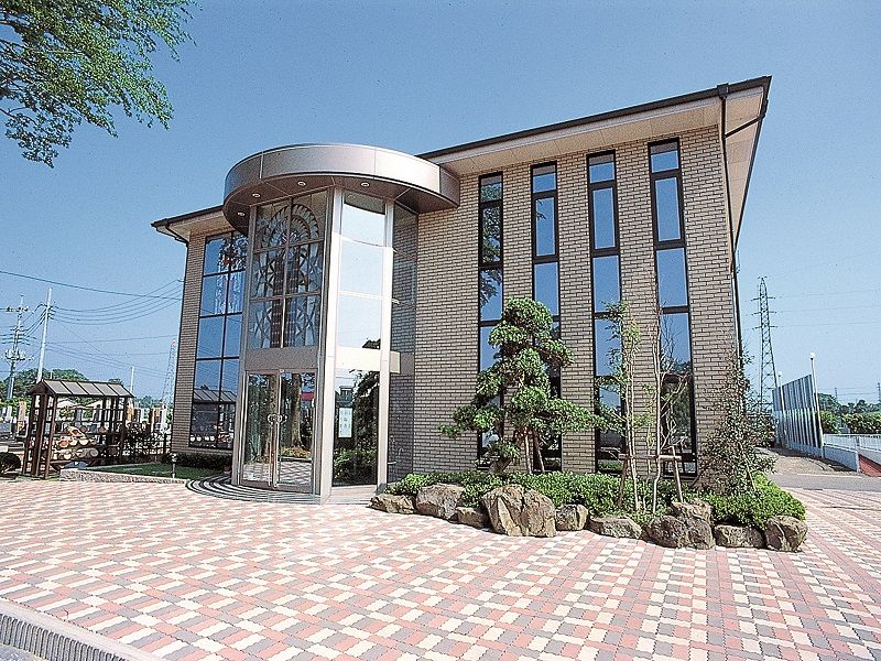 かすかべ東霊園　綺麗な管理棟全景