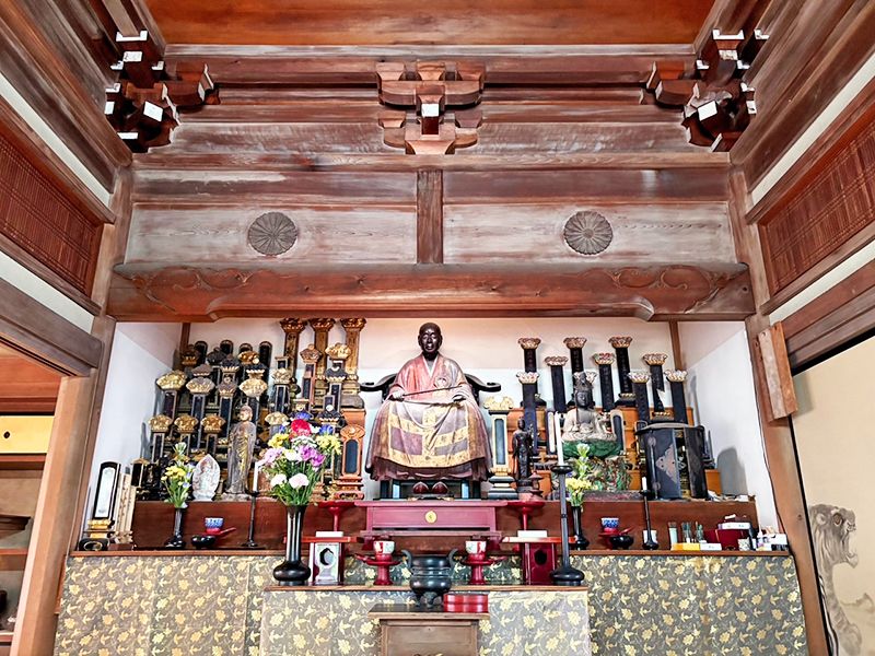 本堂の高峰顕日の仏像は国の重要文化財となっています。