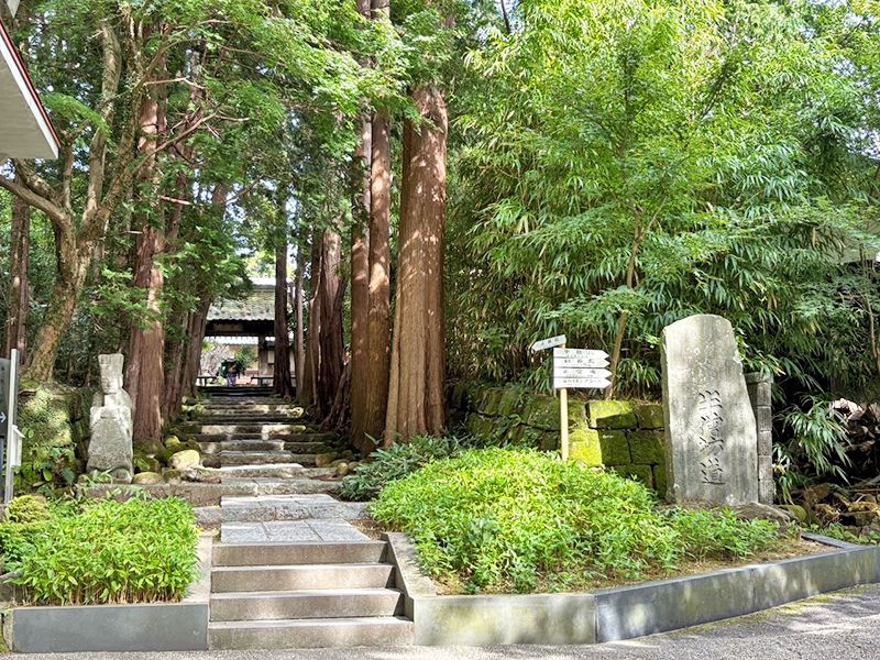 建長寺境内の奥に正統院の本堂があります。