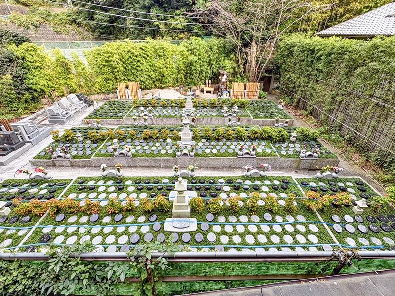 墓所入口まで車での送迎が可能。墓域内はバリアフリーです。