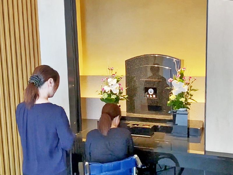 広々とした参拝室