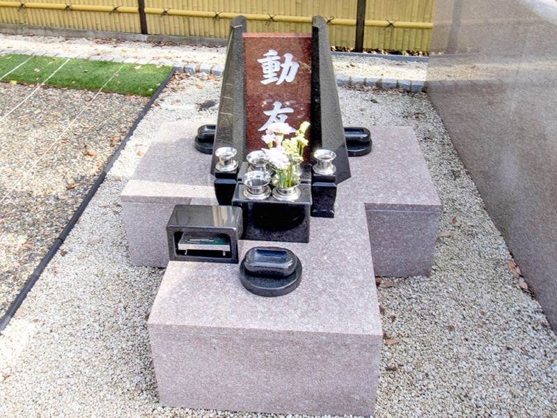 黒い個別墓石