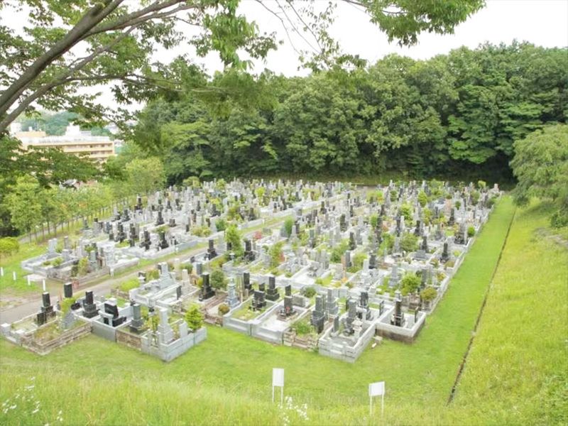 緑に囲まれた霊園です