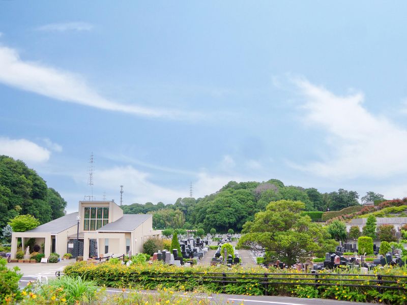 緑に囲まれた霊園