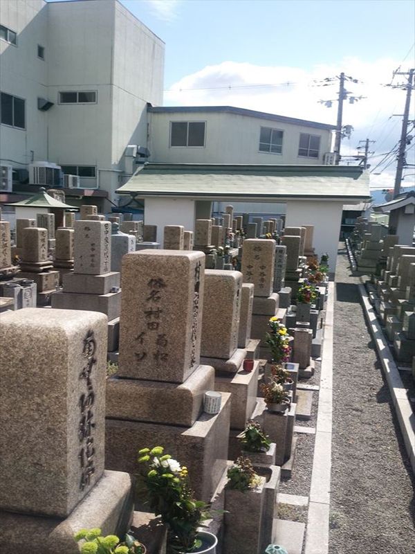 横堤墓地