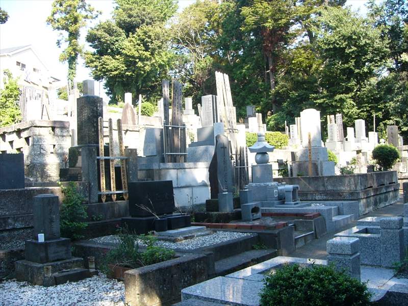 藤沢市営 西富墓地　様々な種類の墓石