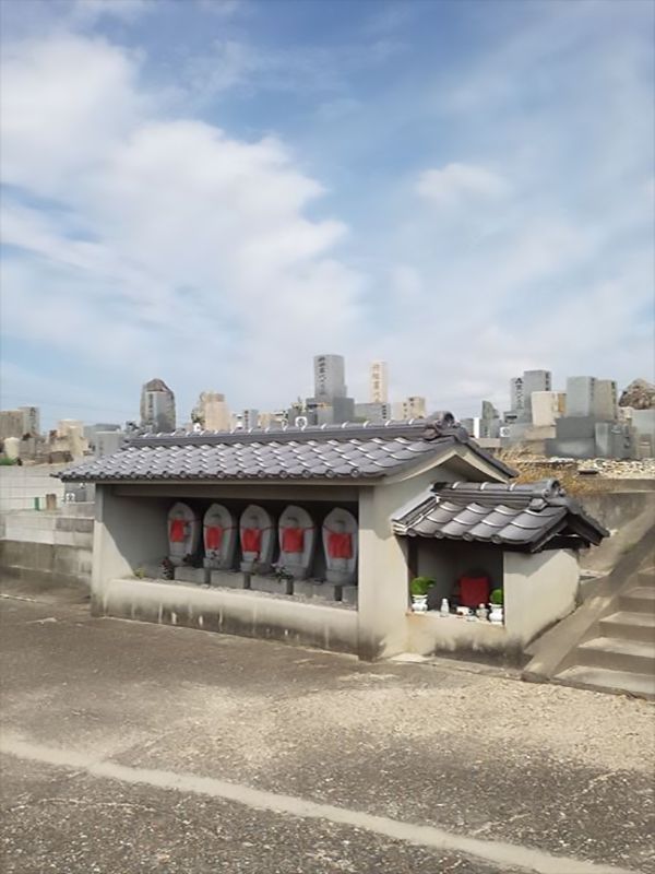 招堤共同墓地　敷地内にあるお地蔵様