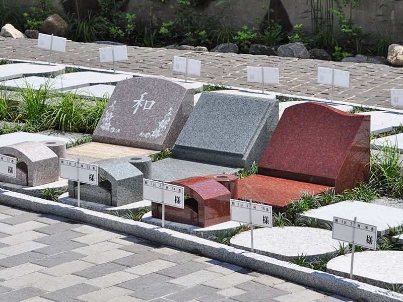 墓石型永代供養墓「照（てらす）」