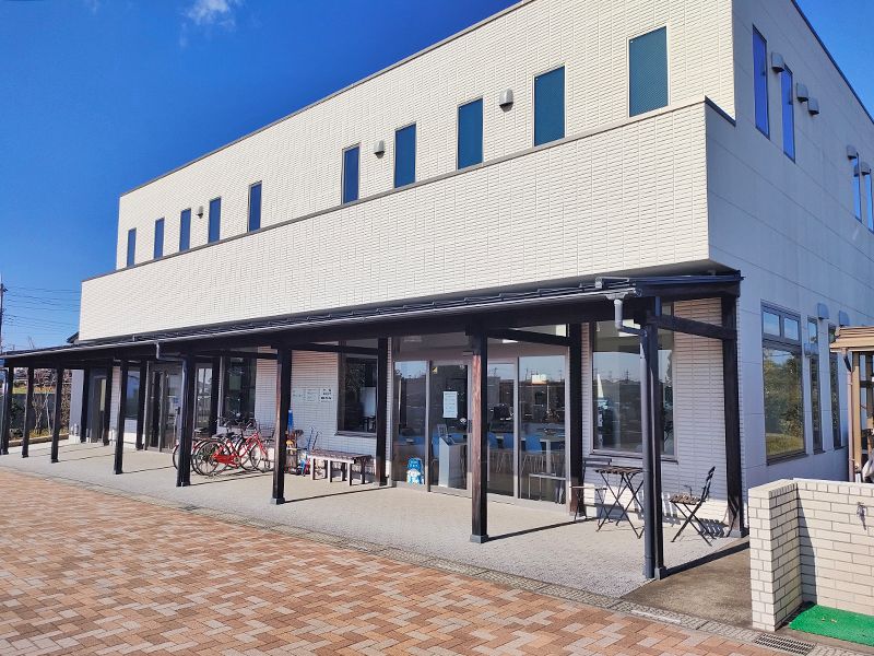 冷暖房完備の管理事務所です。無料貸し出しの卓球台があります。