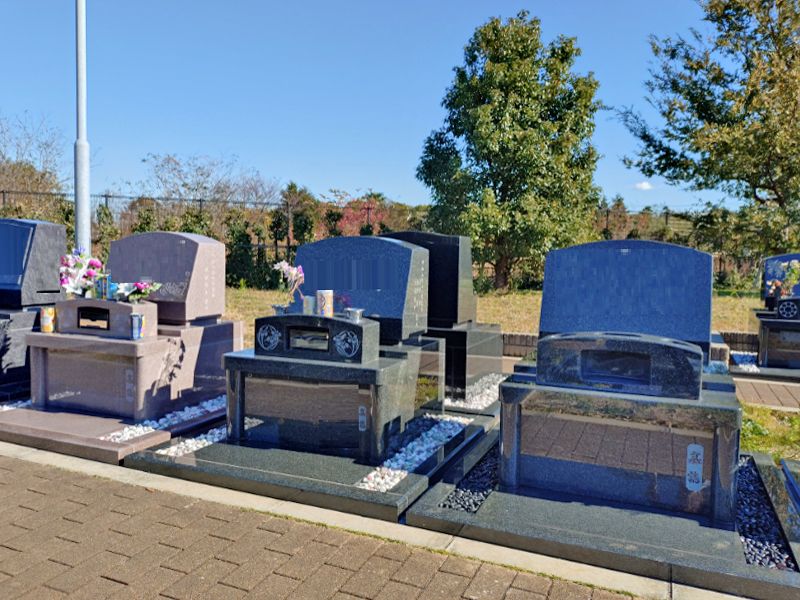 ゆとり墓所です。周りが玉砂利となり、別料金で貼石も可能です。