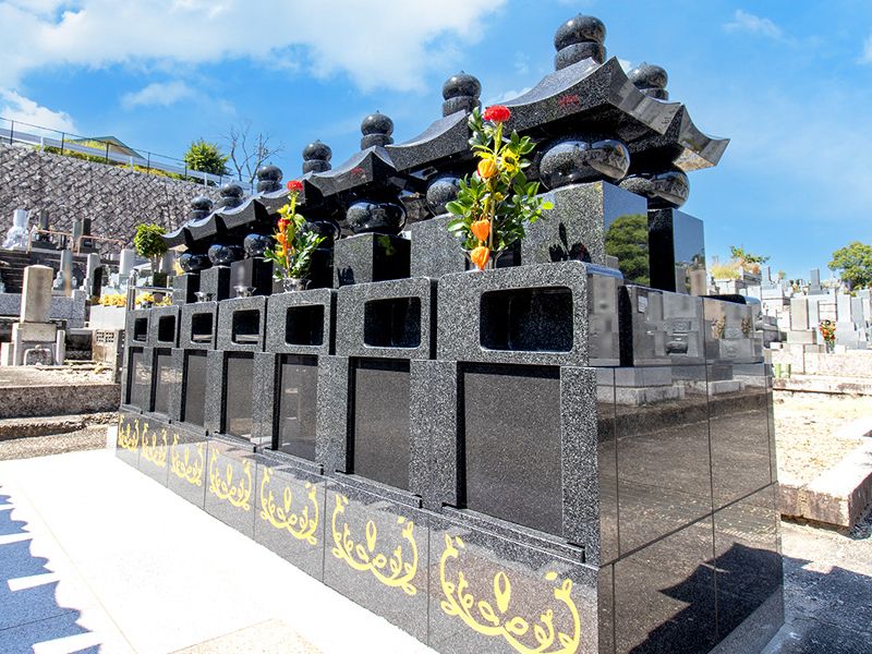 黒い供養墓の区画