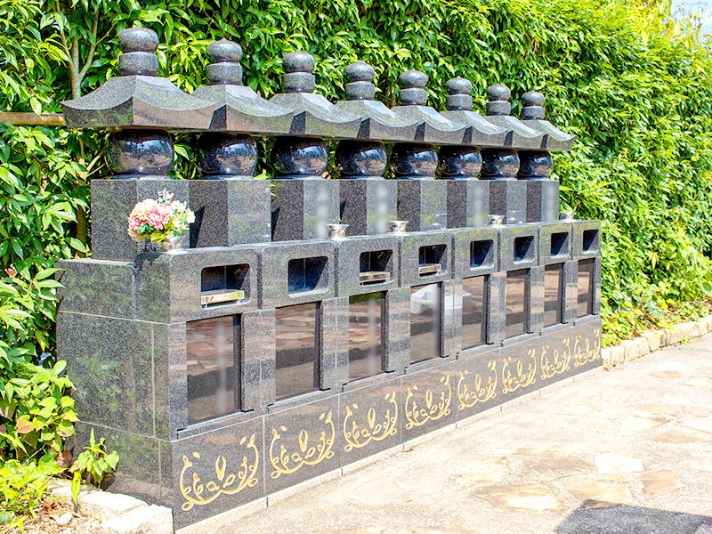 黒い納骨壇の列