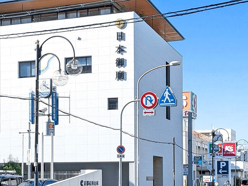 イズミヤ枚方店に隣接