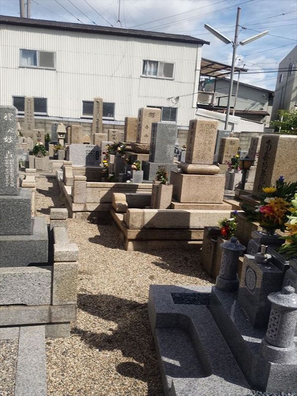 森河内墓地　花が添えられた墓石