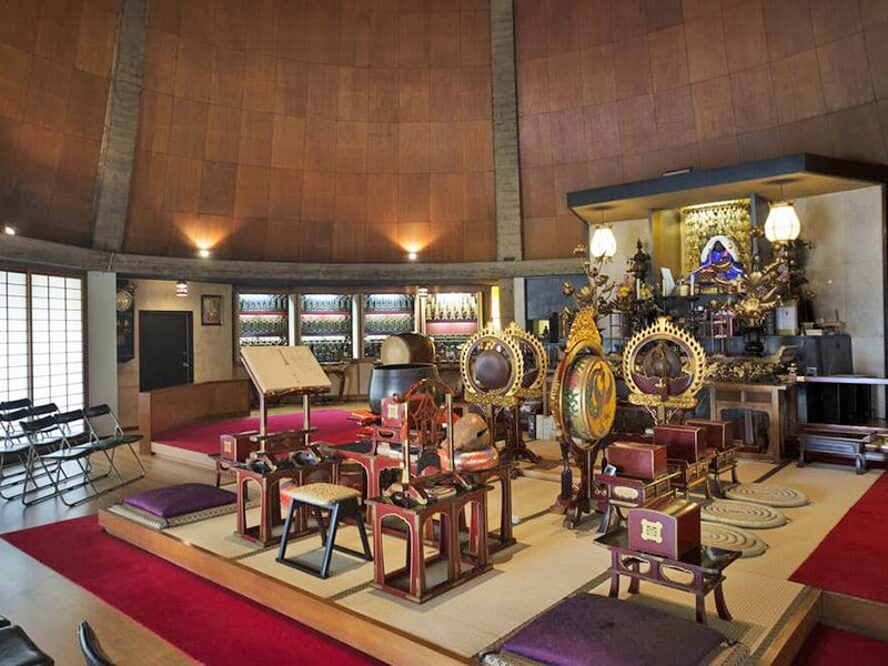 広々とした本堂内部