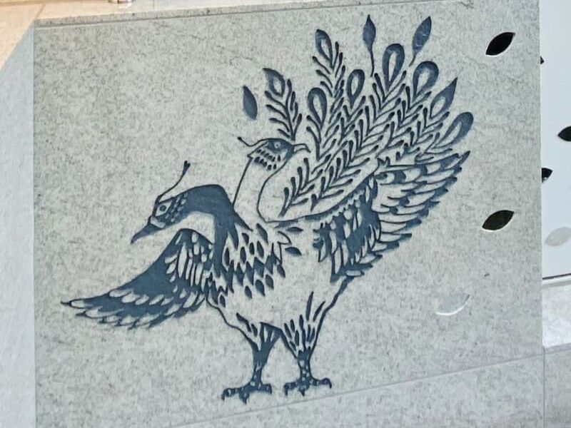 合同墓には極楽浄土に住むという共命鳥が描かれています