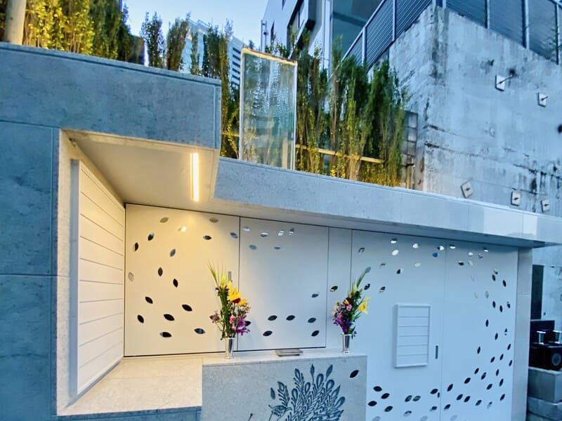 合同墓と街の明かりを受けて上部のモニュメントが輝きます