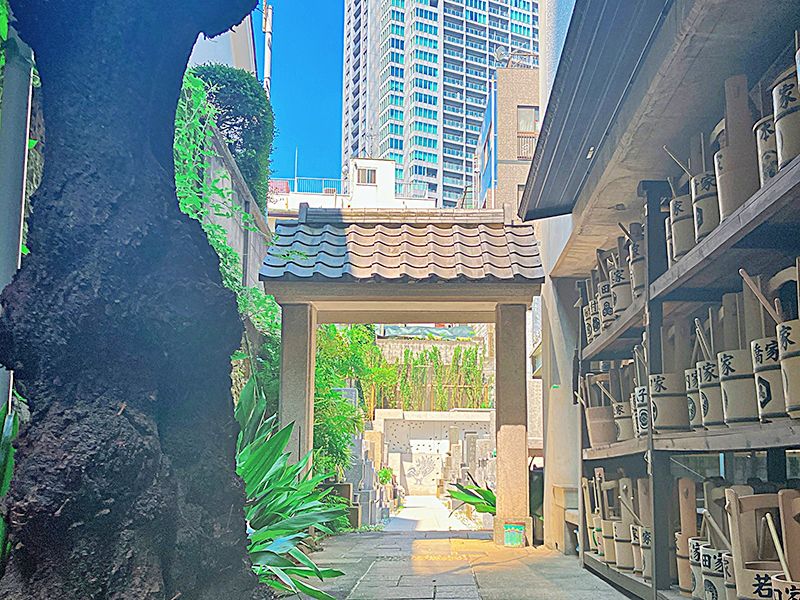 門をくぐった正面に合同墓があります